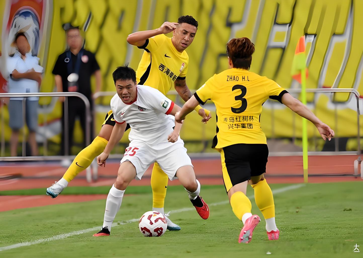 青岛海牛vs青岛西海岸这是中超联赛青岛德比历史上的第3个赛季，但本场比赛仍笼罩在