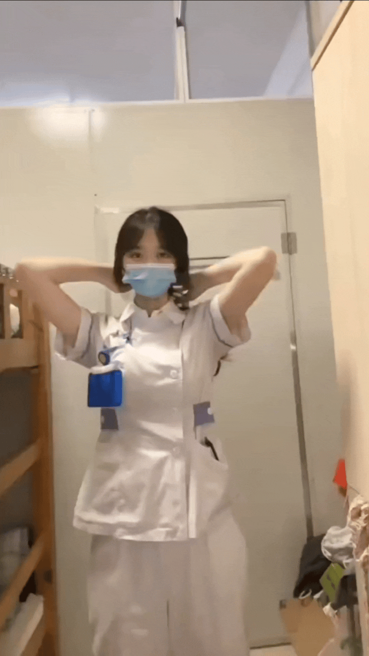 一位女生记录自己下班脱掉工作服的样子，这反差感简直拉满！