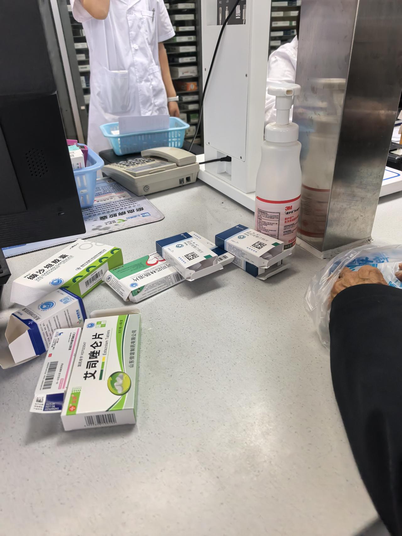 今天去开药，看到很多老年人都是成堆买药，重慢病人，大多都是好几种，一个月的量，堆