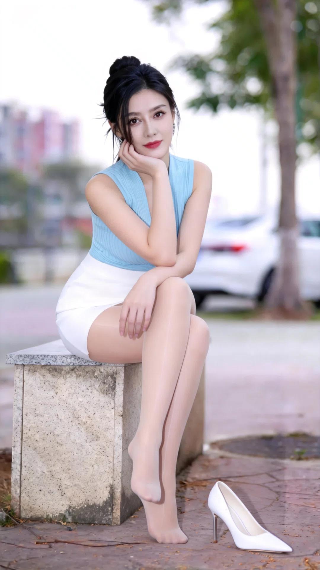 清透蓝白简约户外氛围感写真💙
人物气质
气质成熟明艳的御系美女，五官精致立体，