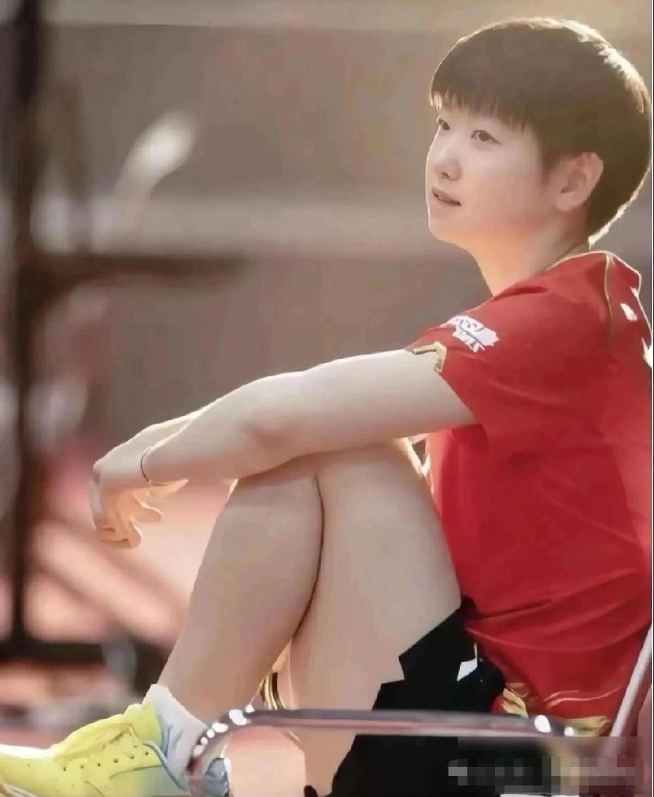 莎莎17岁出道即双冠，18年就修理了那时风头正盛的平野美宇，拿下了青奥会的冠军；