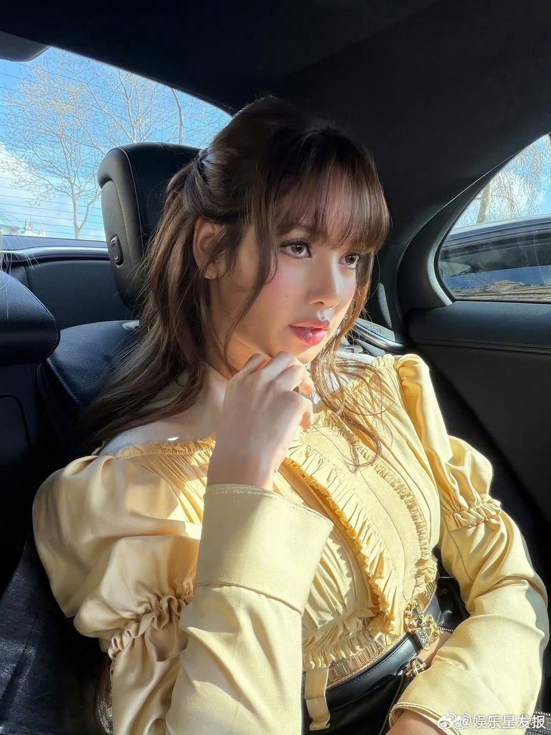 Lisa公主骑士一体机 Lisa 社媒更新美照～既有公主的精致优雅，又有骑士的飒