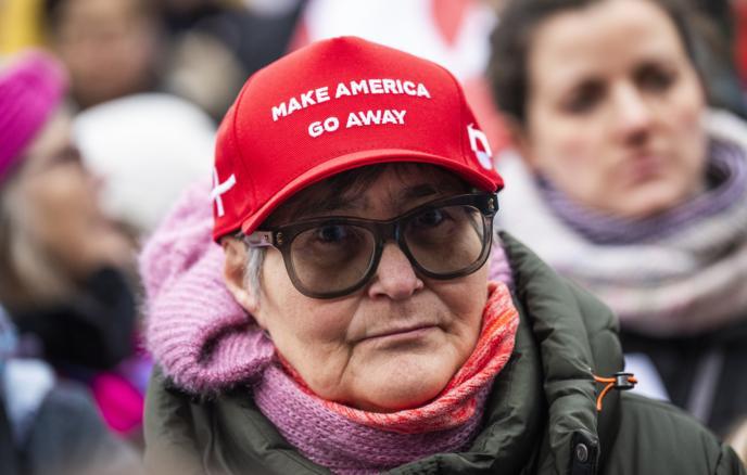 “让美国滚开”棒球帽在丹麦和格陵兰爆火！
由于美国总统威胁占领格陵兰岛，标有“让