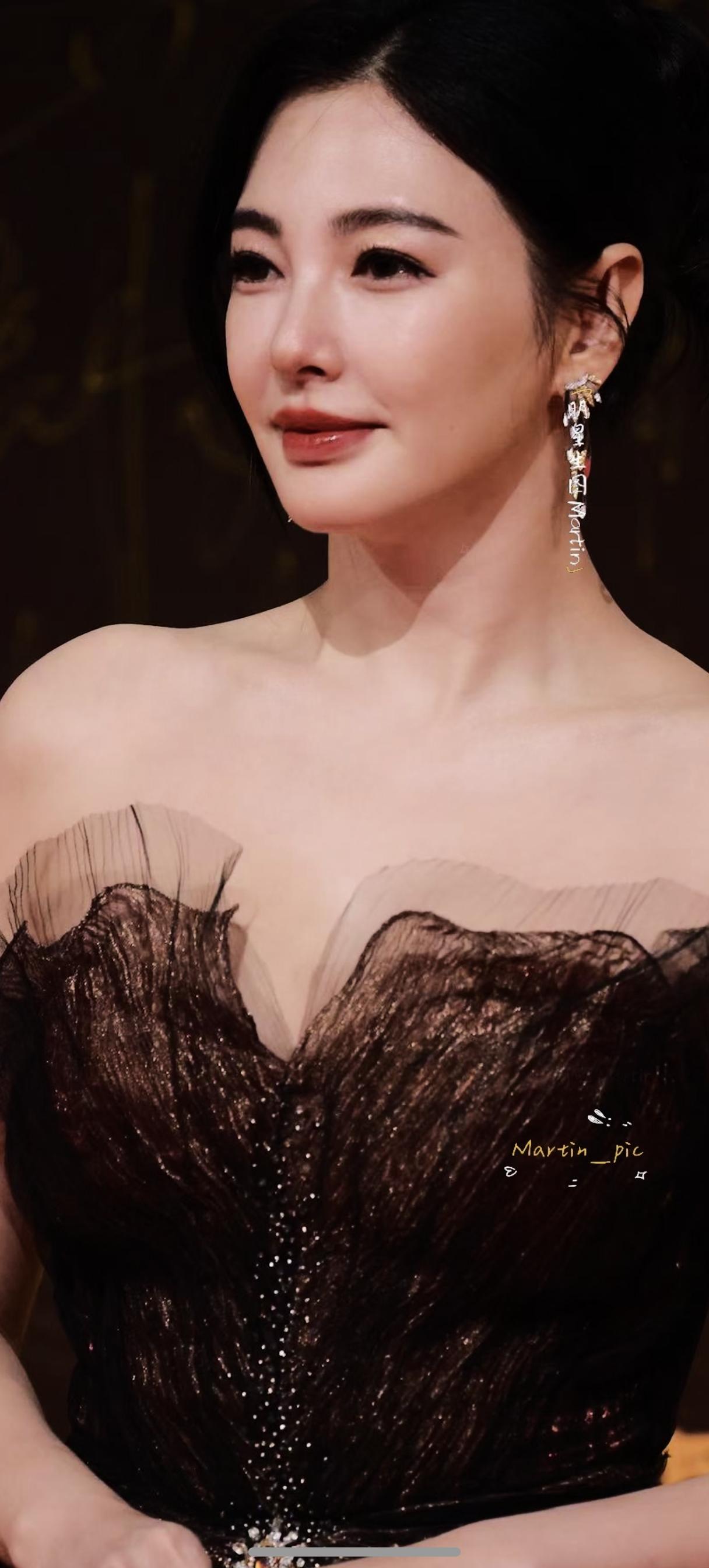 张雨绮 251216红毯生图掉落~
姐姐依旧气场全开 ​​​！这气场，我给满分！