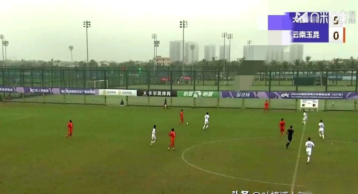 杨铭锐那脚助攻，说实话，我奶奶过去都能把球踢进去。
不是说前锋吃饼简单，是说这球