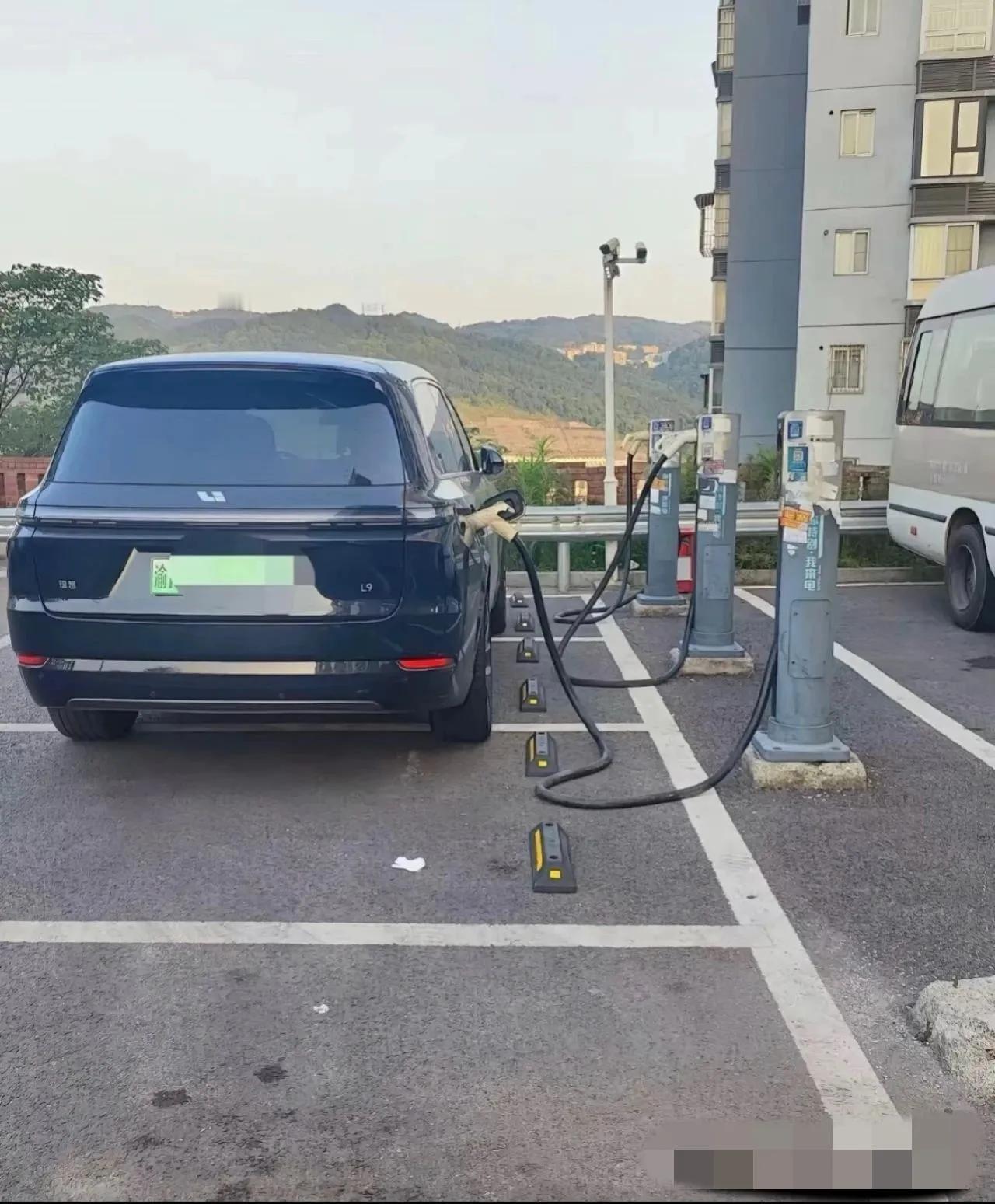 被盯上了？理想车主乱停车。
最近网上突然多了很多不好好停车，乱停车的视频。我觉得