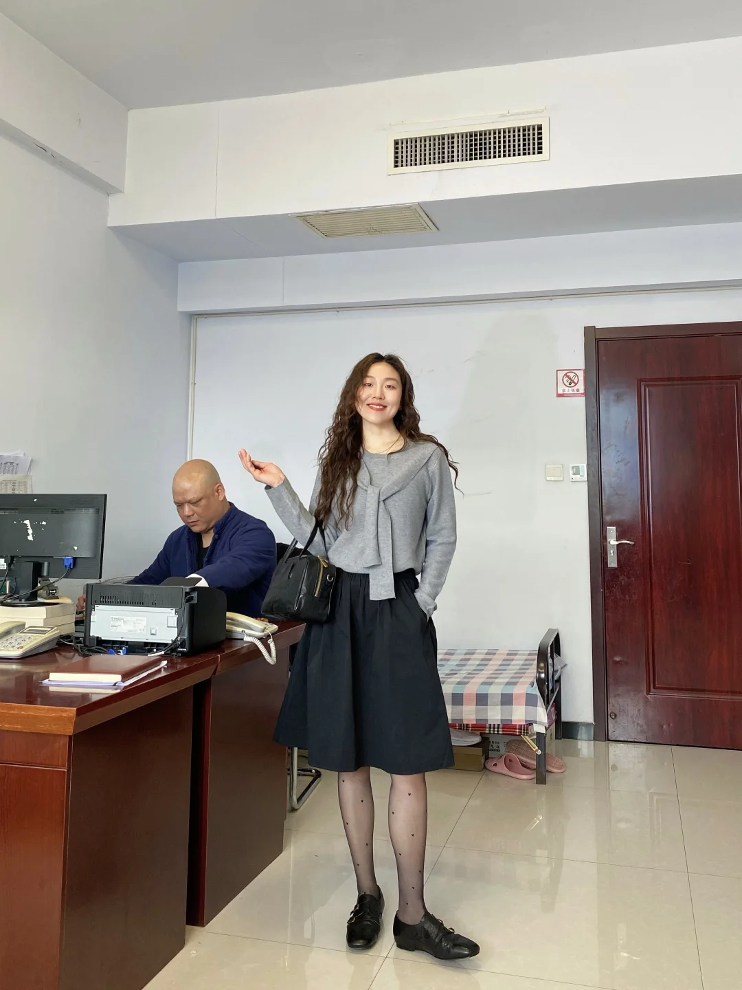 是谁在办公室里悄悄动人🌸