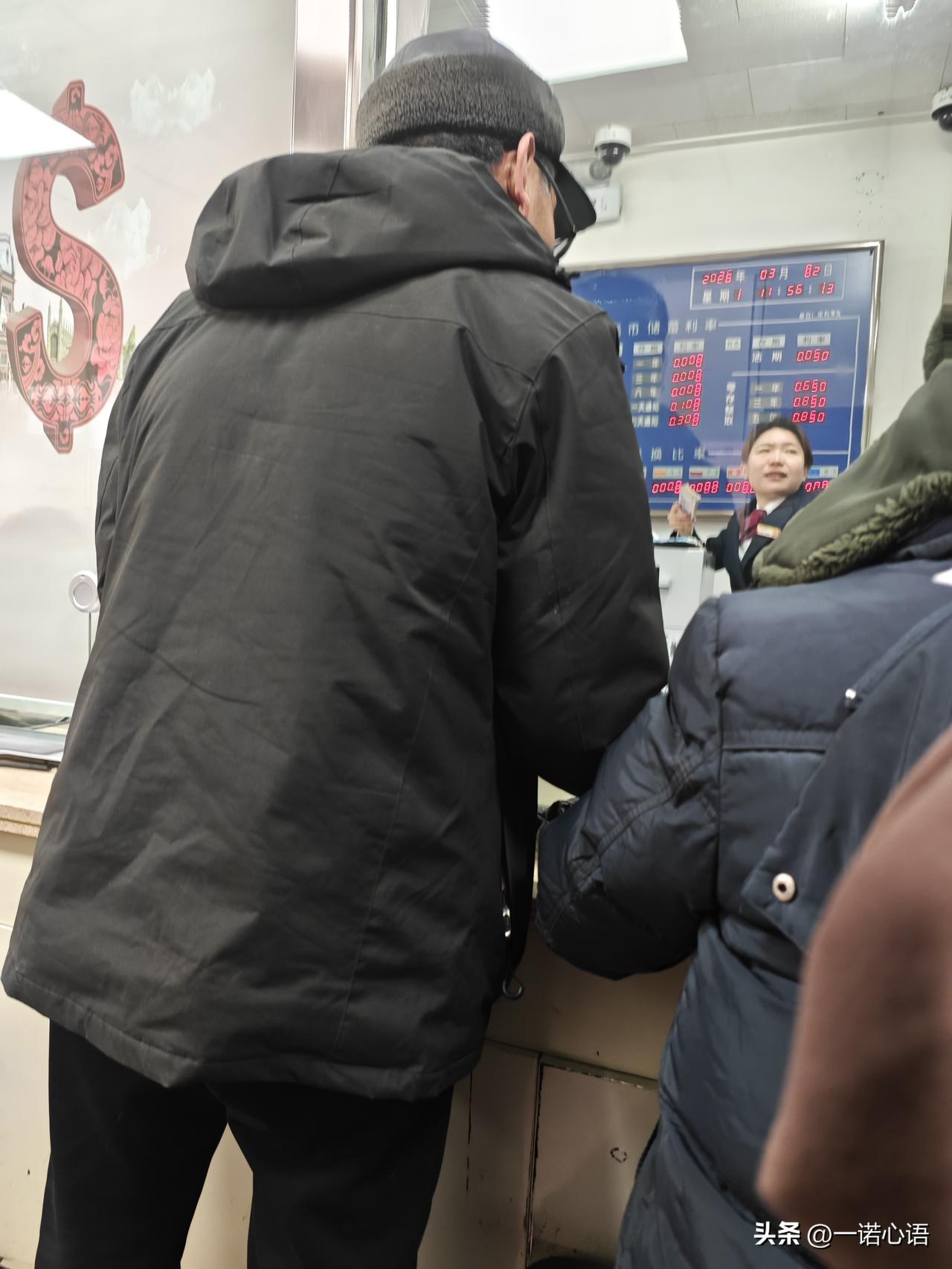 这老爷子拿了个退伍军人证，到这就插队，我们从早上8点多，一直等到现在，已经12点