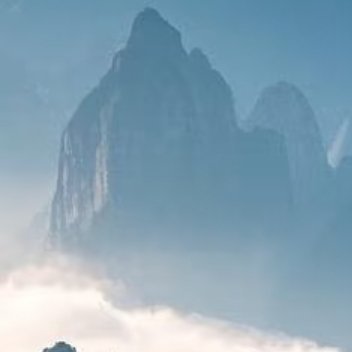 在湖南张家界，有一座举世闻名的奇山——天门山，它集神奇的自然风光与独特的人文景观