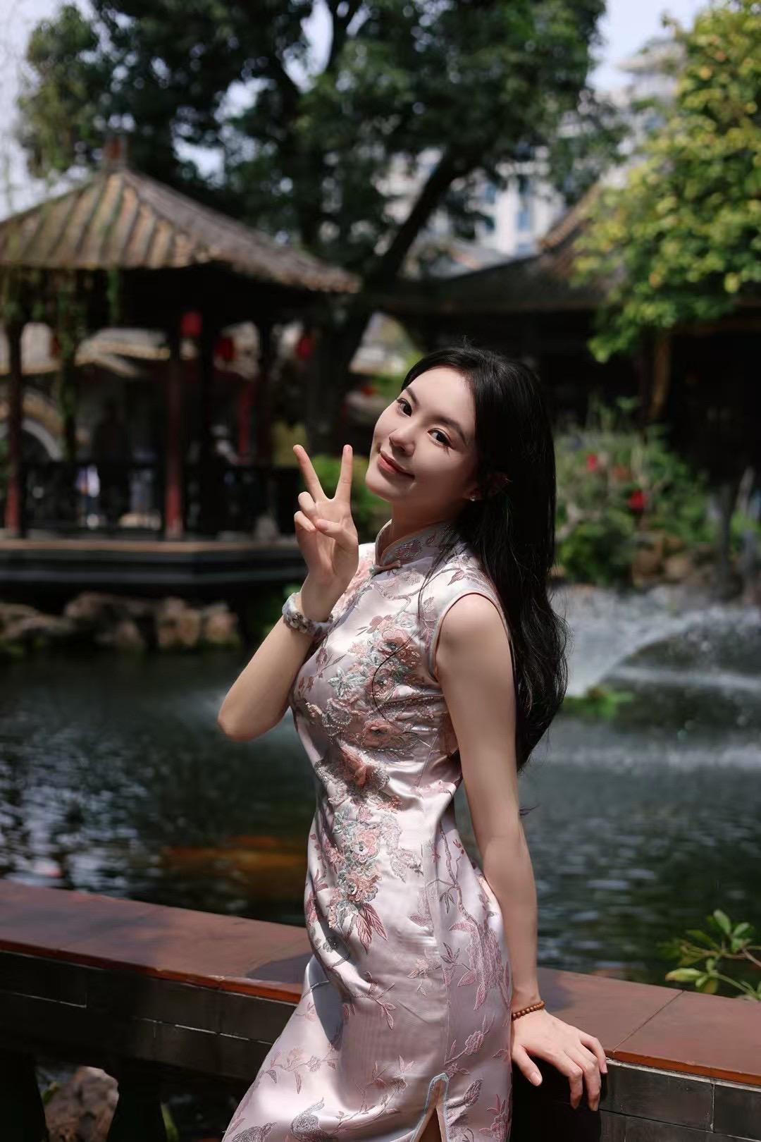 女儿心总如水 起伏而迂回～梨花怎带雨 请君多体会 女儿心总如水 绵延而绝美～～
