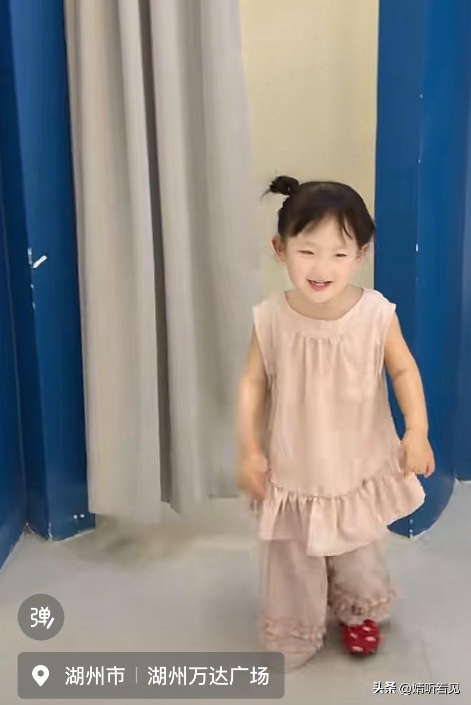 黄一鸣，真是太聪明了！
有没有发现？
黄一鸣不仅跑去万达广场直播，还让闪闪担任主