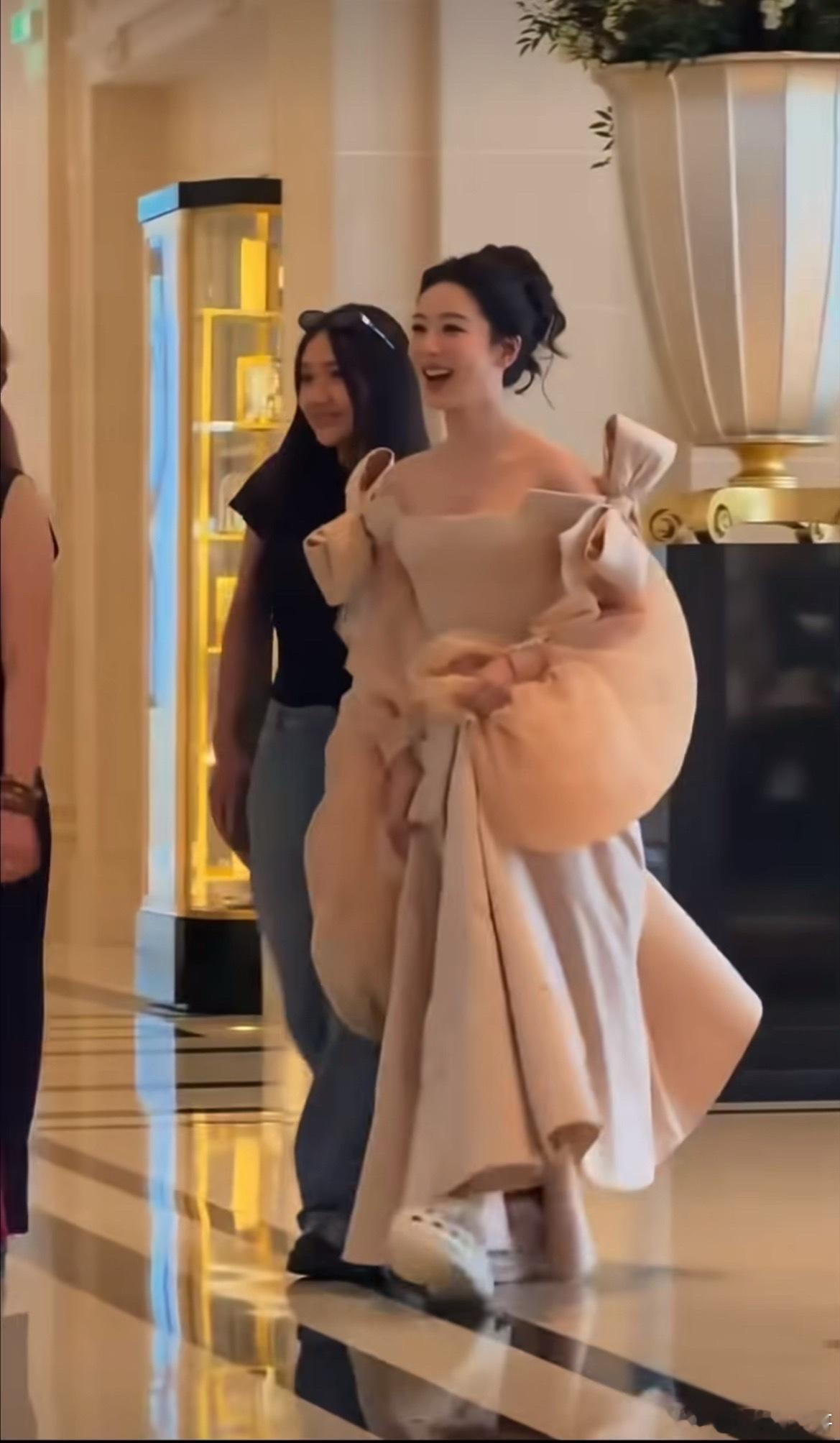 杨紫公主裙下面是洞洞鞋谁能想到仙气飘飘的公主裙底下，踩的是洞洞鞋，果然舒服才是第