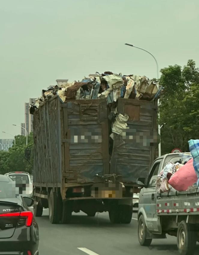 遇到这种司机怎么办，货都溢出来了！ 