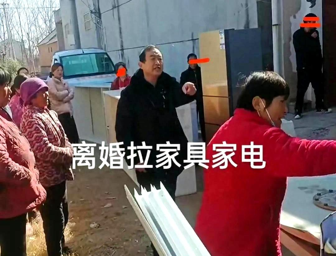 你说这婚都离了，婆家还逼人净身出户、连枕头都不让带走，这事儿搁谁身上能忍？
安徽