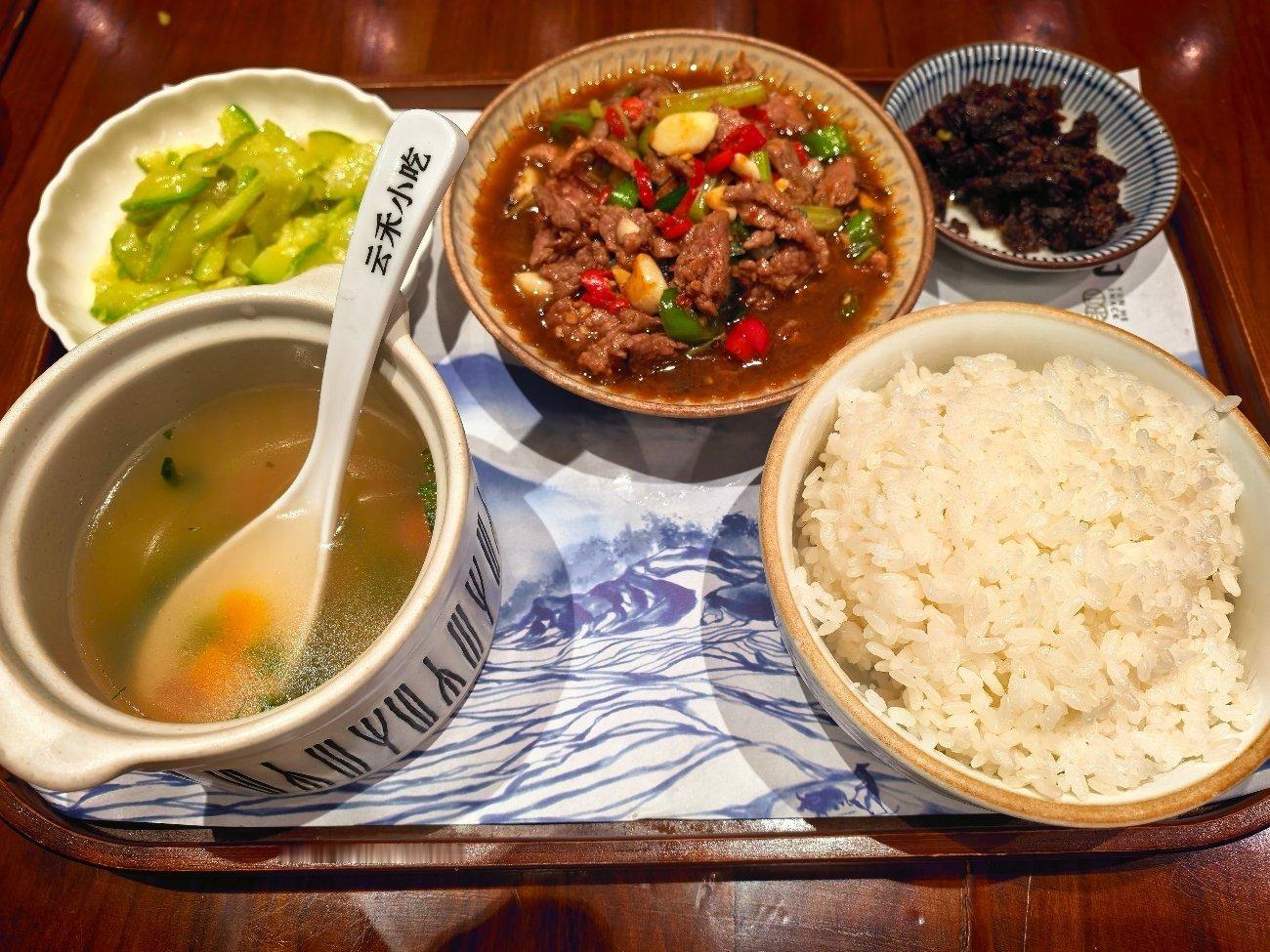 上了一天班，食欲大振这个时候是最开心的，吃完饭不用加班，可以好好休息休息今天起太