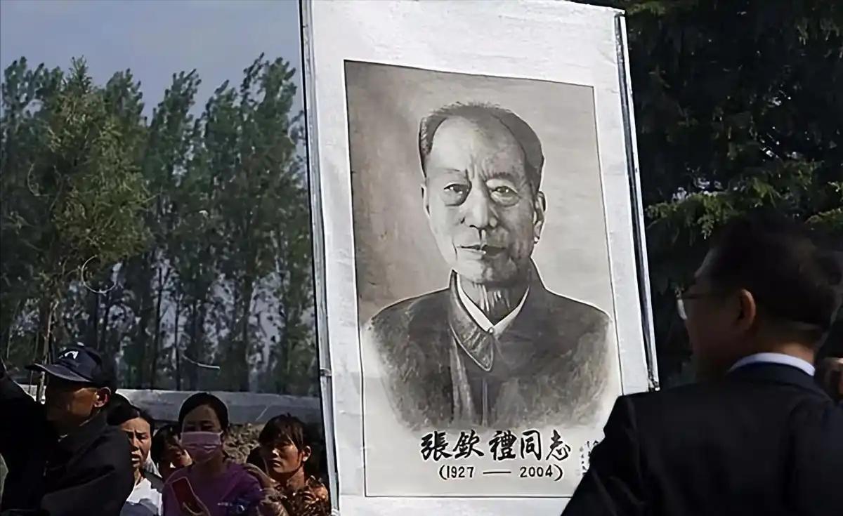 他判刑13年至死未平反，10万人送行墓前立百碑，百姓说不能忘了他
-
时间到了2