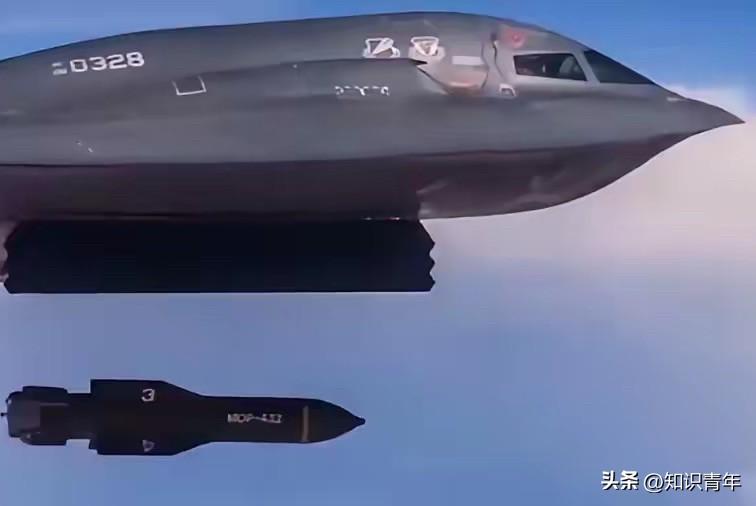 美军扔下了一枚13.6吨的超级钻地弹，花了24亿美元造的隐形轰炸机运来的

​刷