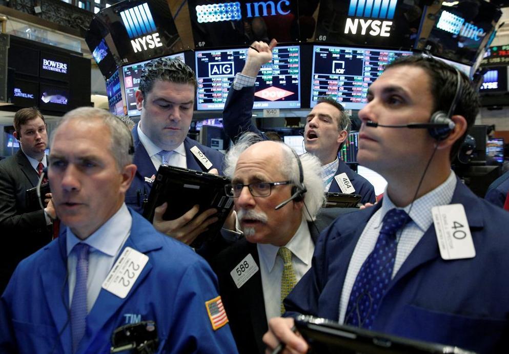 每当华尔街经过漫长的熊市以后，各种投资公司主管们手里捏着他们所投资的公司大批的秘