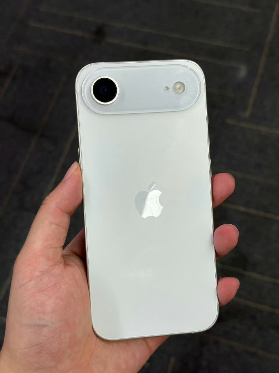 iPhone16价格不降反升17一来16Pro系列直接断货停产，第三方就逮着绝版