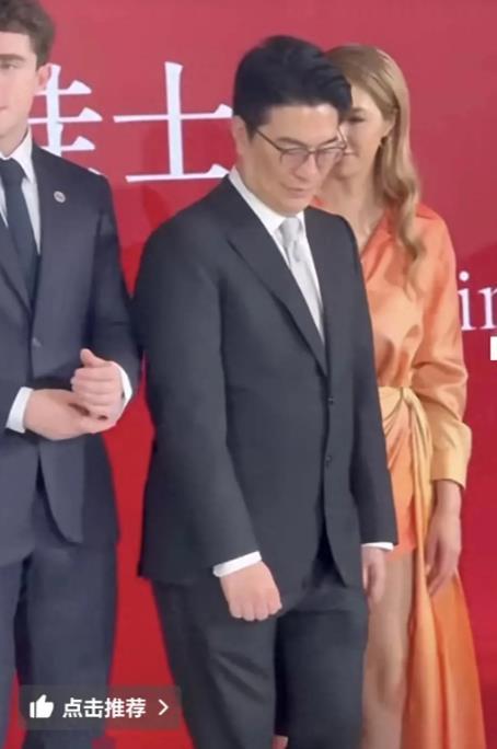 徐子淇虽然嫁个超级有钱的老公，但感觉她就没穿过什么庄重典雅的衣服，无论什么场合都
