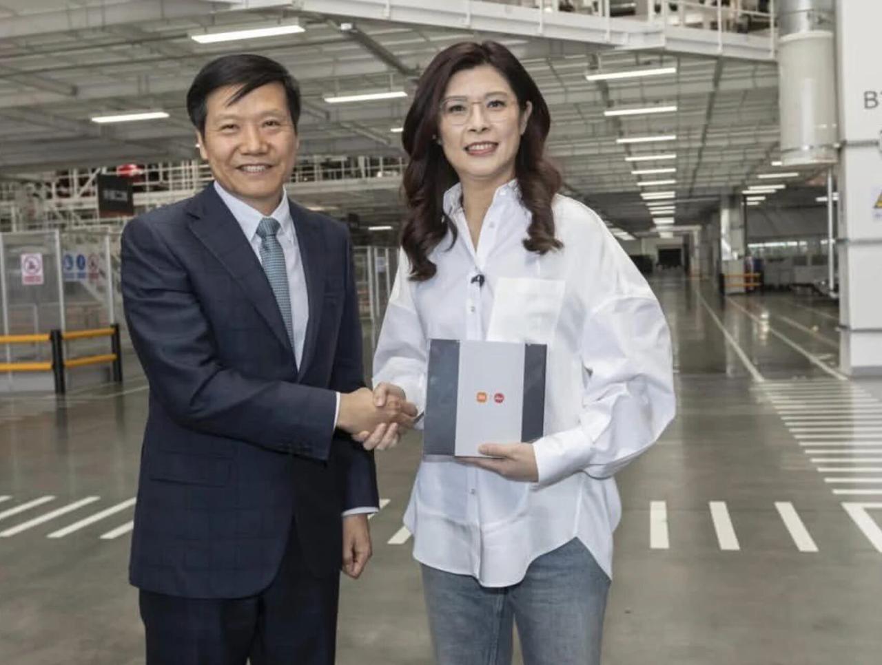 小米智造圈粉两岸
4月12日，郑丽文参访小米汽车工厂，获赠SU7、YU7车模，现