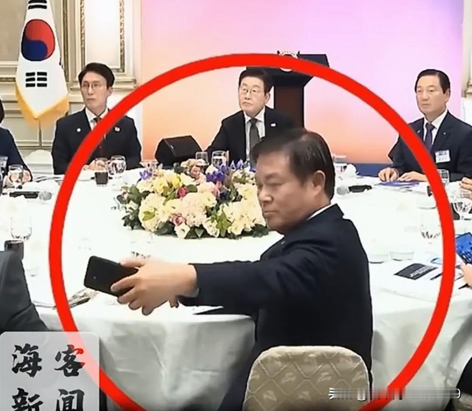 李在明瞟了一眼自拍的官员，没说话，端起杯子喝水，静静等待那三个人自拍。
李在明心