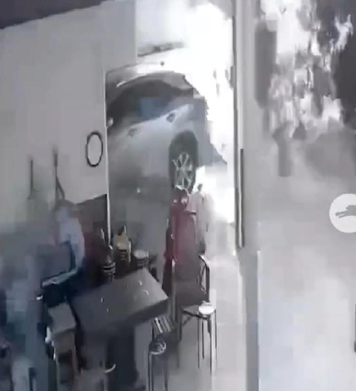 这么低级的训练
炮弹偏离目标落民宅，3户民宅遭受损坏。这事发生在中国台湾彰化县溪