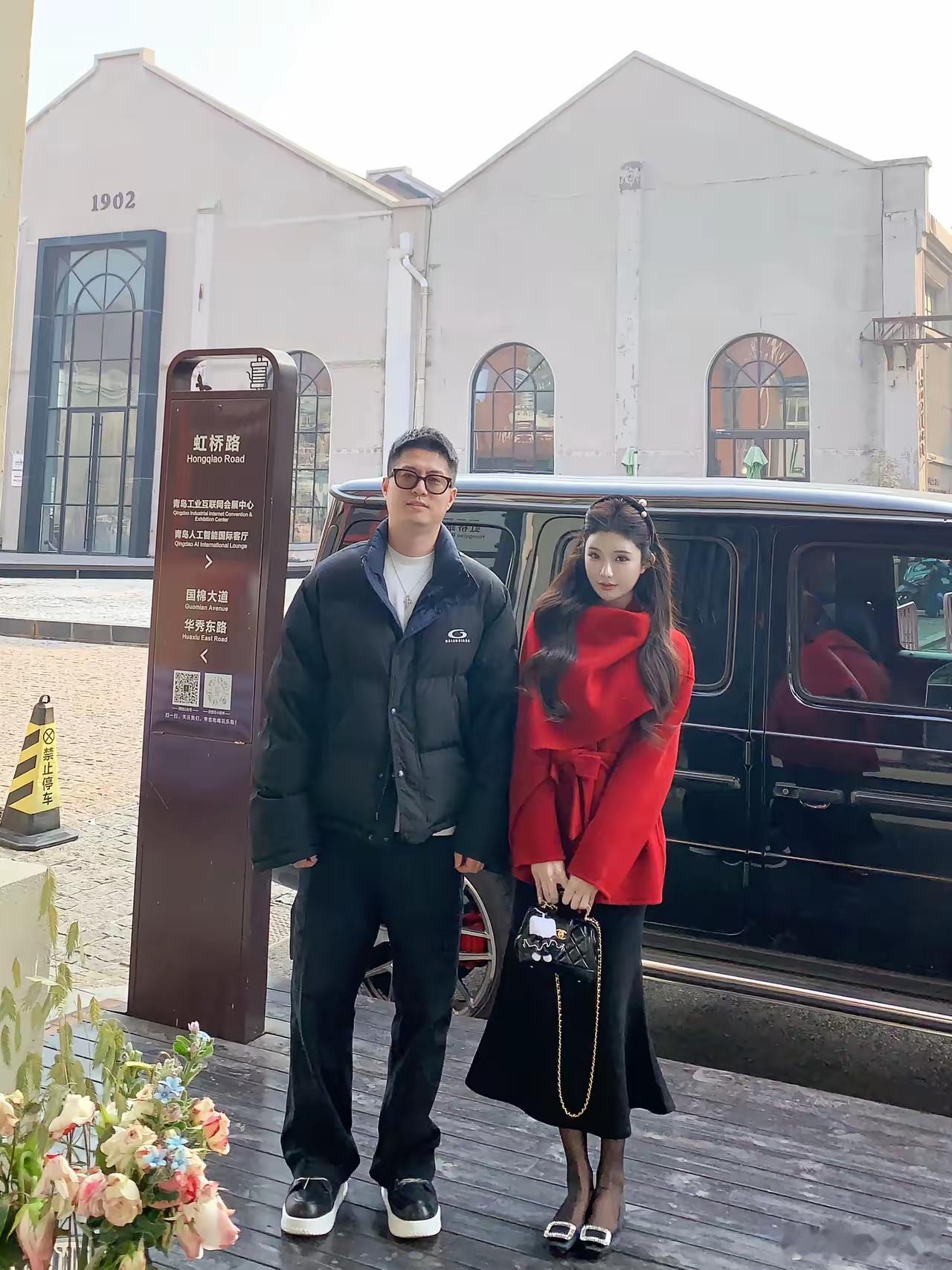 还有17天就要过年啦 老婆提前把我们俩出门拜年的衣服搭配好了 她真是太贤惠啦……
