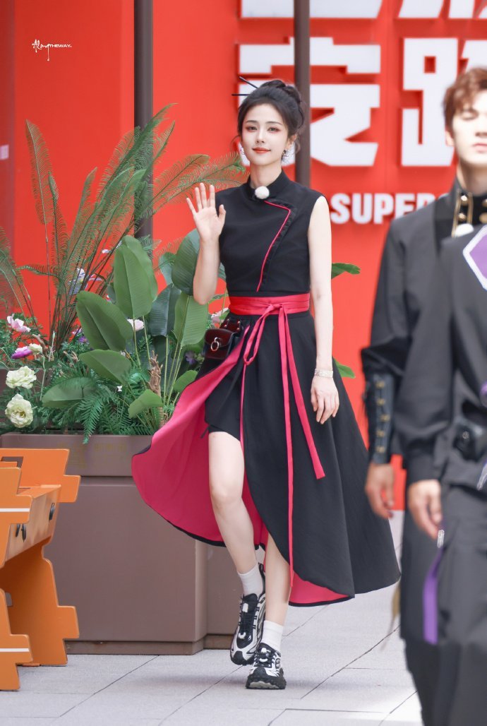 白鹿让保安收伞打招呼白鹿让保安收伞和粉丝打招呼白鹿贴心叮嘱保安收起雨伞，就为了好