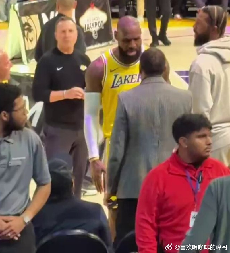 近日美国著名体育评论员A·史密斯与ESPN名嘴Mike Wilbon录制了《St