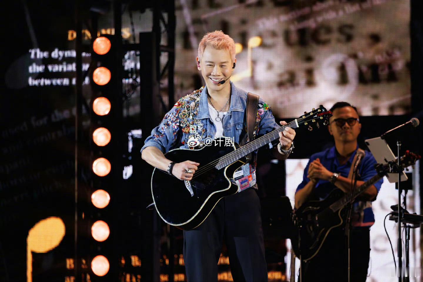 陶喆随机选了位观众合唱 看完这个片段我已经开始攒钱买演唱会门票了，希望下一次幸运