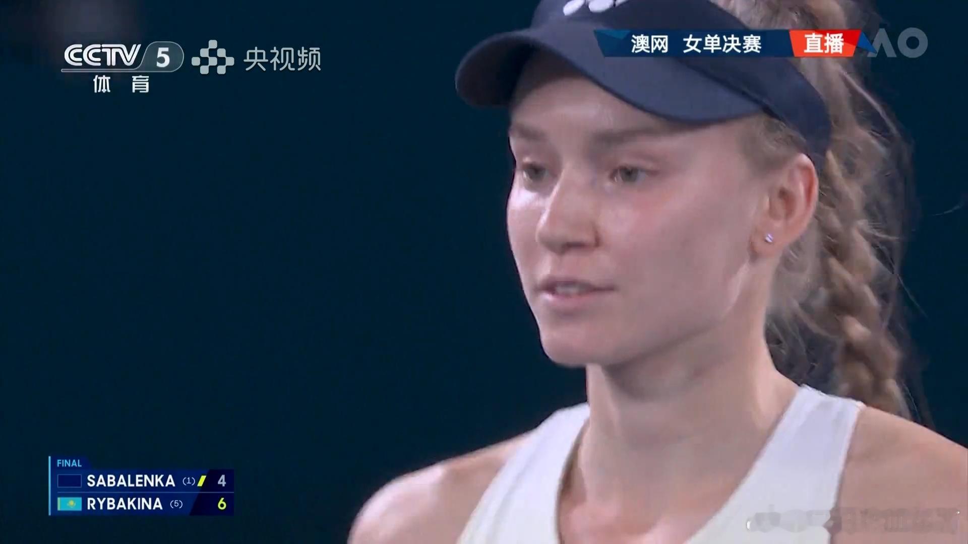 萨巴伦卡vs莱巴金娜从从容容，莱巴金娜依靠首盘第一局破发，以6比4拿下首盘，距离