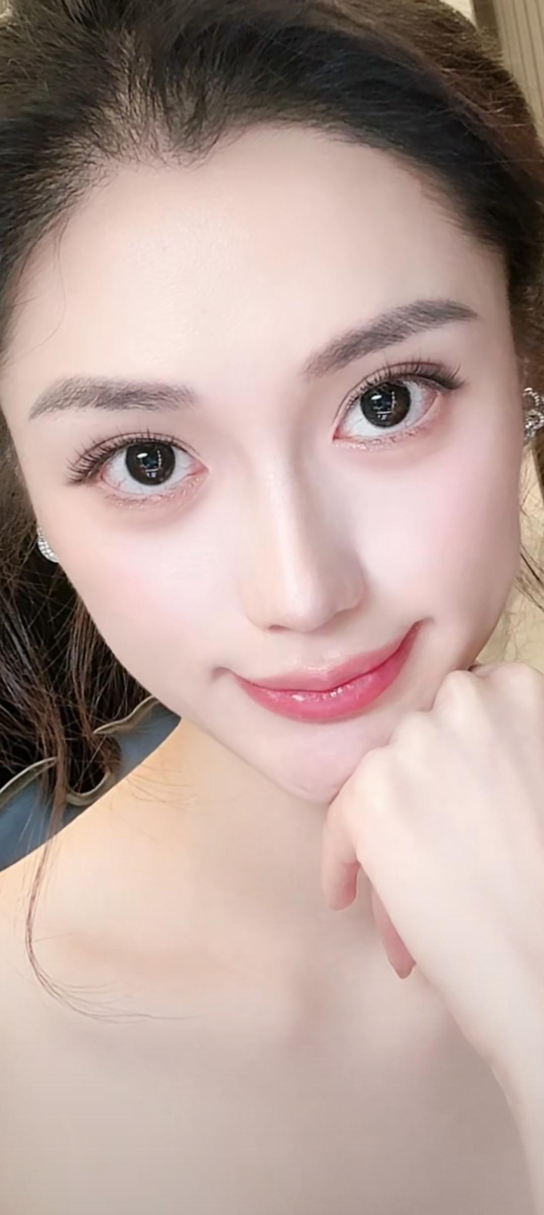 这笑容好甜，眼睛好大。