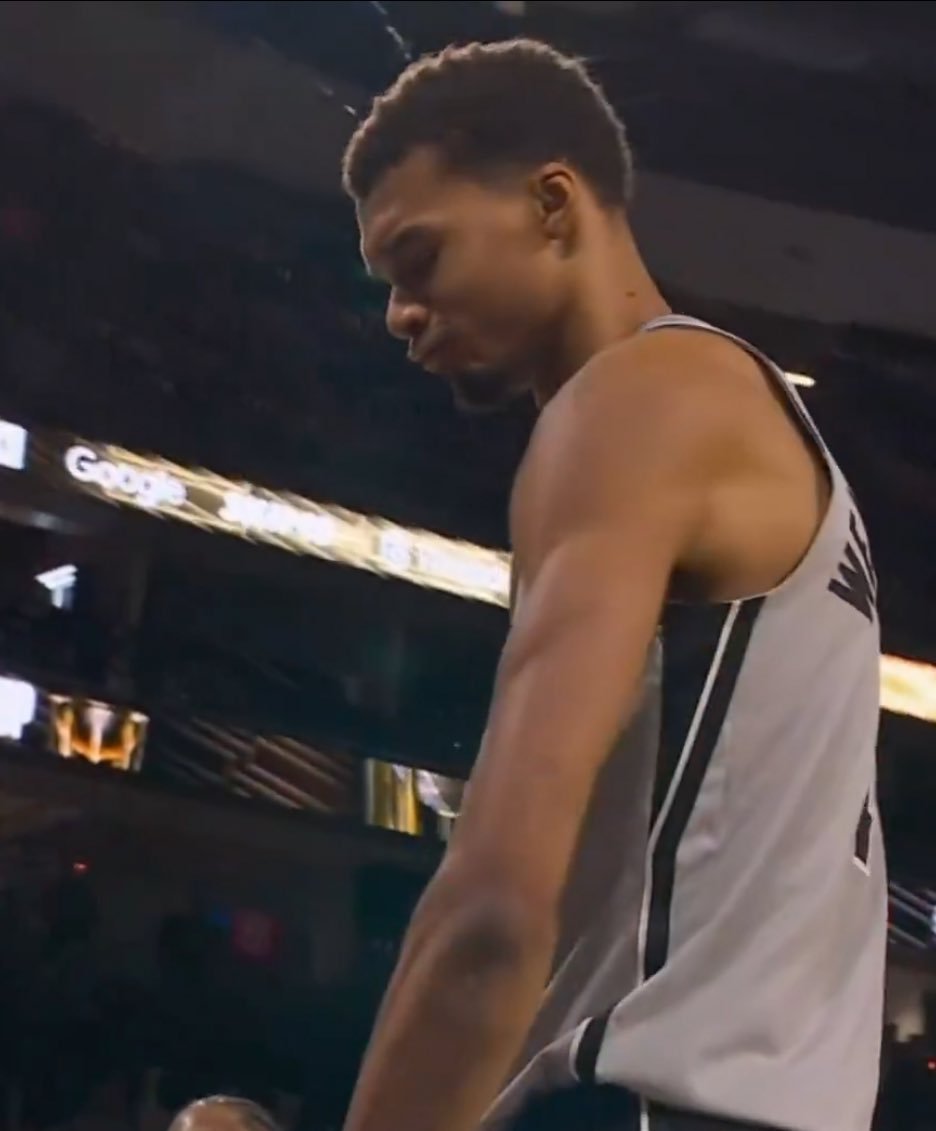 来来来看个数据维克托·文班亚马刚刚成为NBA历史上第14快达到职业生涯3000分