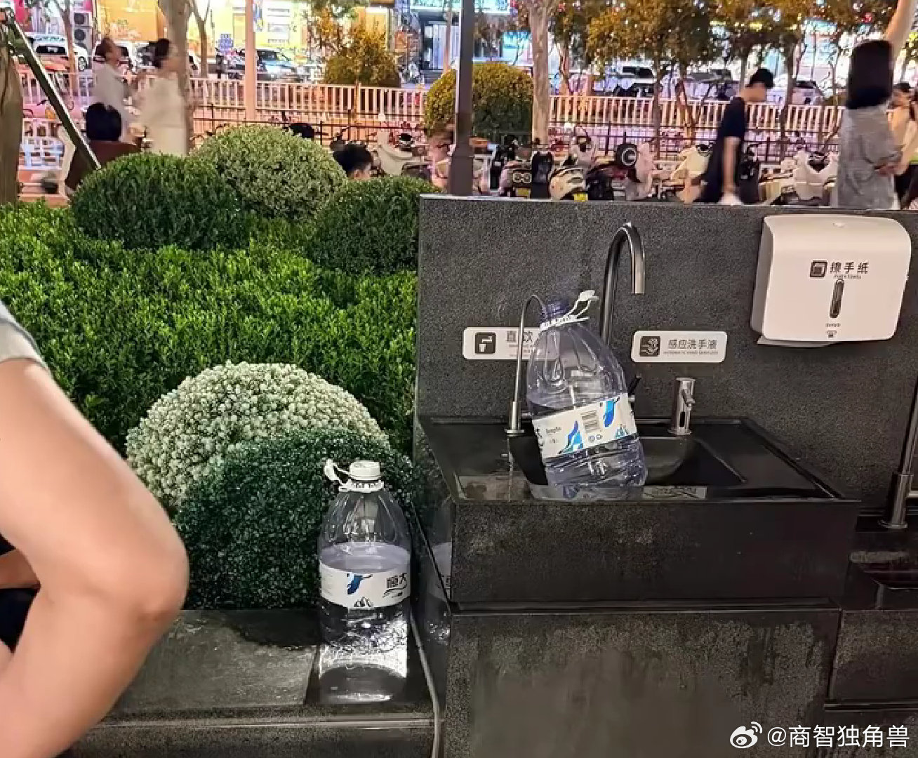 【胖东来回应直饮水成免费取水点】胖东来称不会制止市民取水行为 7月30日消息，据