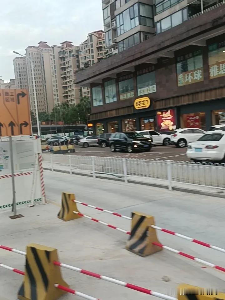 珠海给我的第一感觉就是绿化很好，很干净。我很小的时候就听说过珠海这个地方，今天终