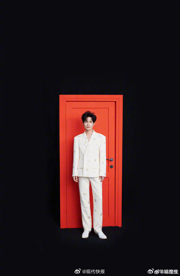 #陈楚生 我们春天见#【#陈楚生新年祝福#】2月16日晚，发布四宫格照片，并送出