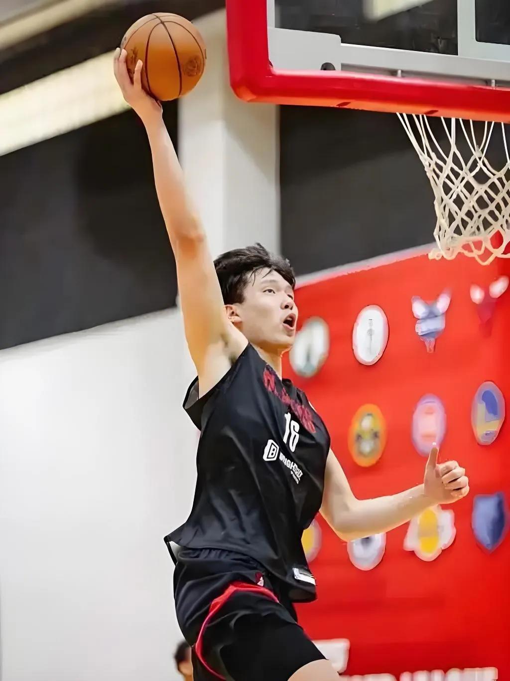 杨瀚森NBA首秀表现出色，出场23.5分钟，拿到10分5助攻4篮板3盖帽1抢断！