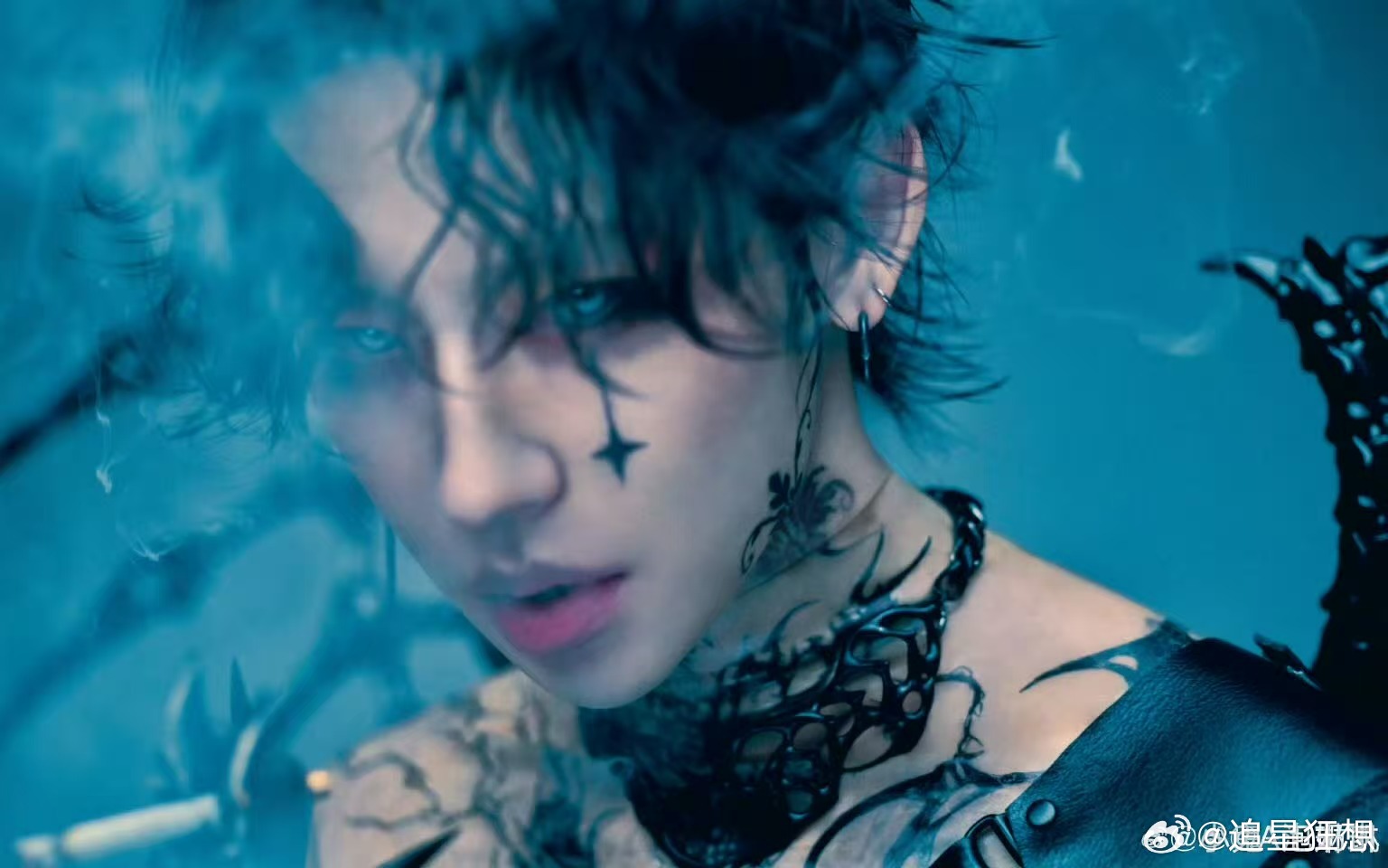 小鬼出道八周年直播 八周年快乐！他聊专辑小tips的时候眼睛亮亮的，那种对音乐的