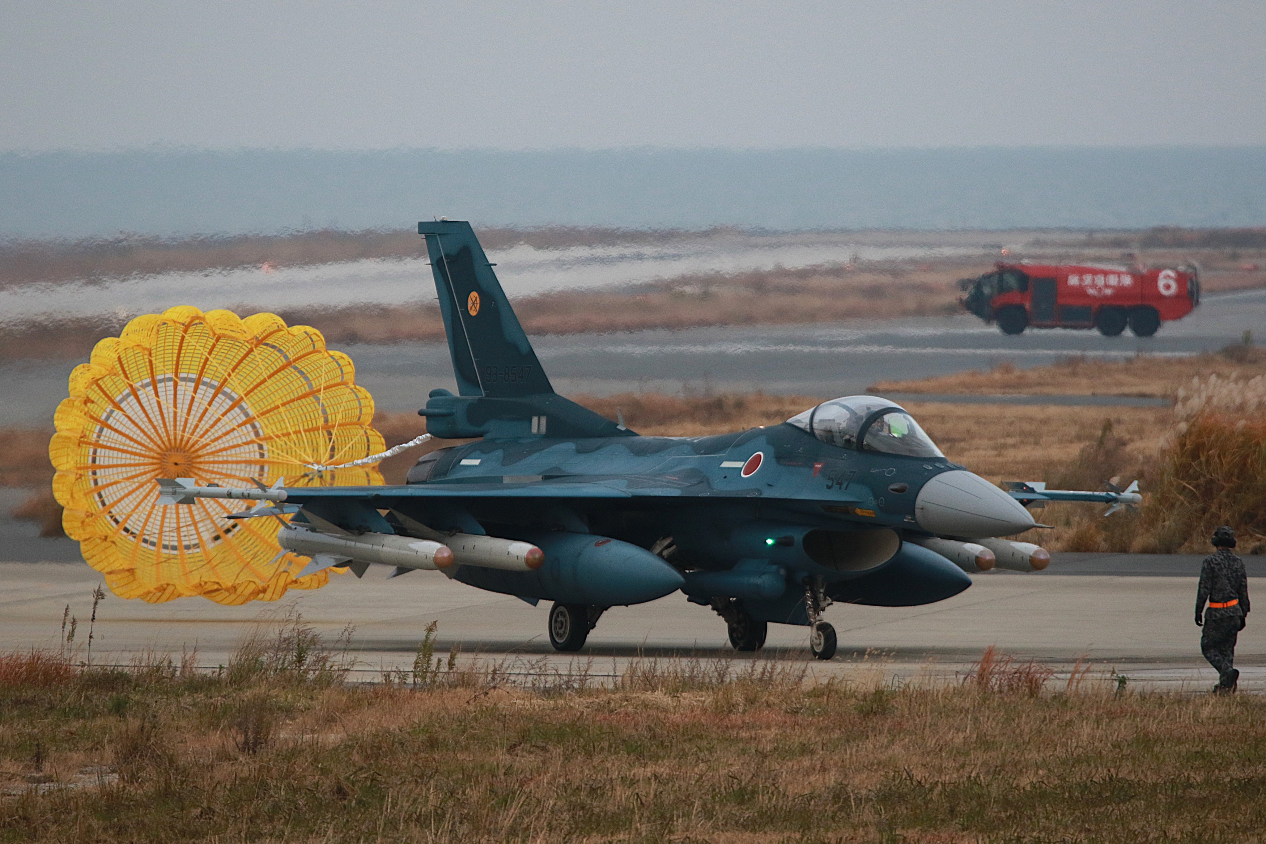 近日日本航空爱好者们频繁拍到F-2A和F-2B以反舰构型出击，最多的时候一次性出