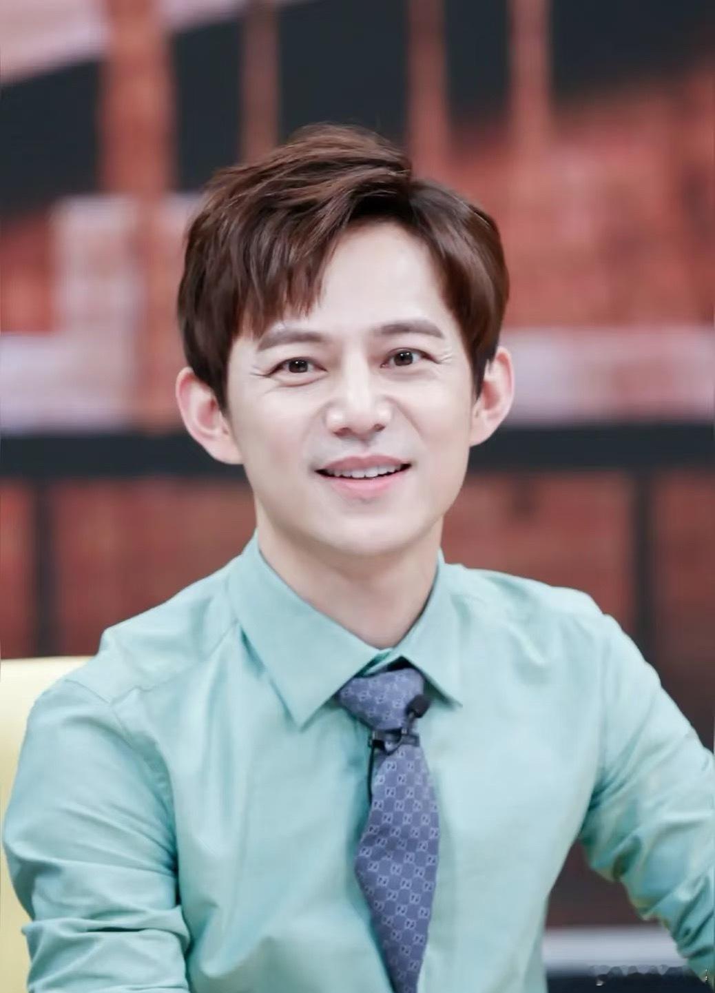 何炅开着闪光灯拍私生何灵开闪光灯拍私生这个举动，莫名有种温柔又倔强的反差感。但笑