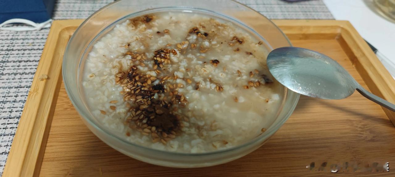 我的营养师是这么评价的:
听起来是一顿简单又“自我安慰式健康”的晚餐：麦片提供碳