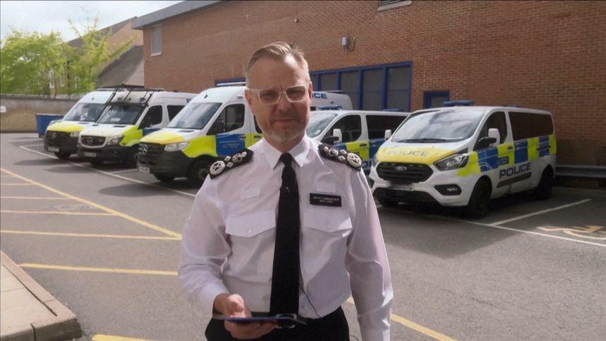 一段据称是秘的亲伊朗团体在网上流传的视频显示，一个不明身份的人穿着防护服操作两架