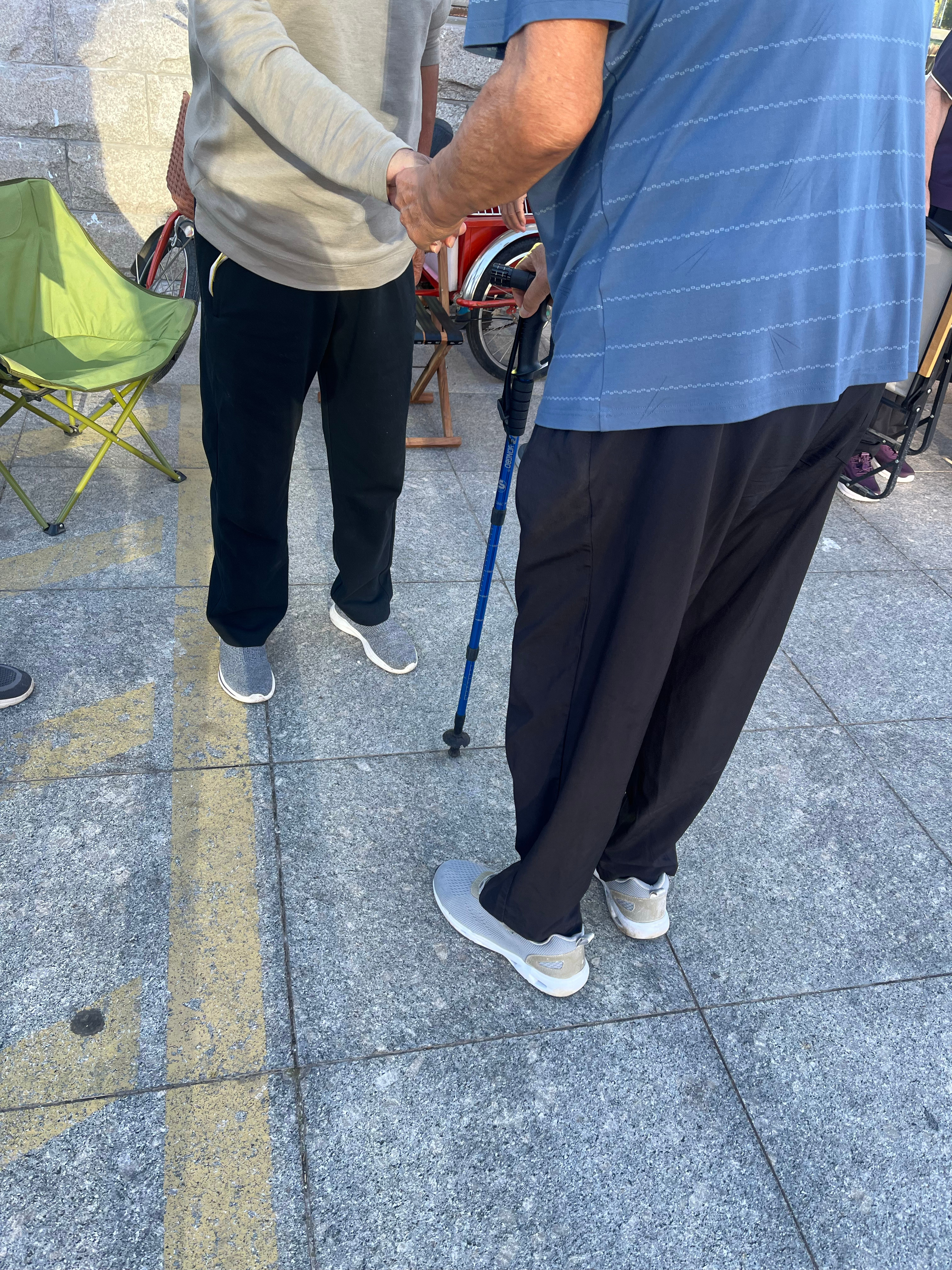 一早起来就去医院给娘买药，顺便找同学主任开单化验一下维生素含量，听取闺蜜的建议看