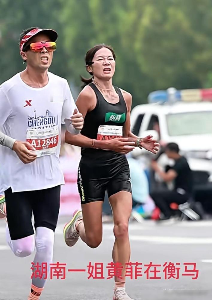 湖南一姐黄菲真是个传奇，20天内连夺克拉玛依、天门、西安、长沙四场全马女子组冠军