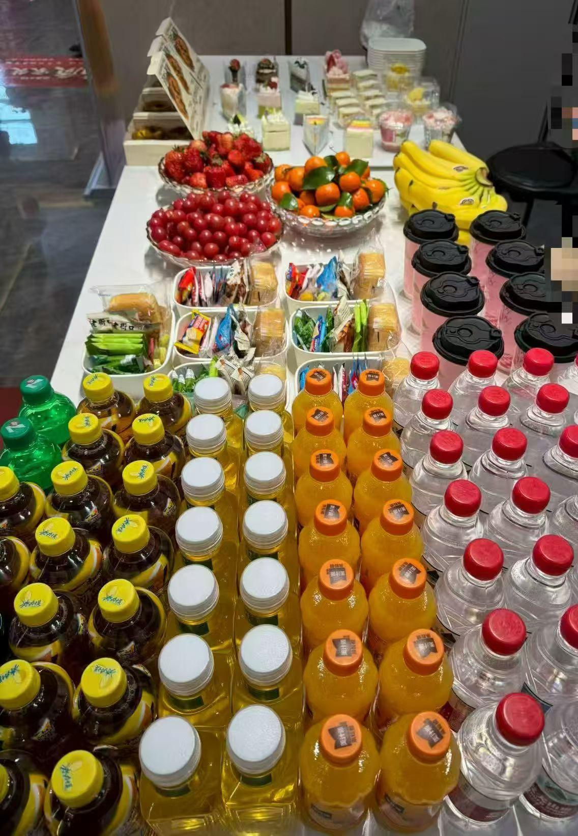 离职的姐姐给我看他们公司的下午茶，福利真好，水果、零食、甜品、饮料、奶茶、咖啡样