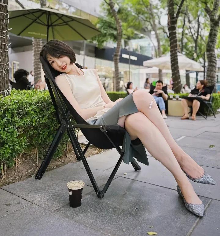 职场美御姐
职场美御姐在职场上散发着独特的魅力，外表妆容精致红唇夺目眼神坚定，服