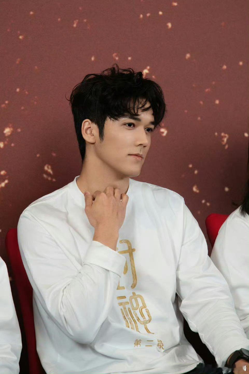 疑似殷郊半夜给陈牧驰照明 殷郊的灯照亮了陈牧驰，也照亮了网友的笑点，这创意简直绝