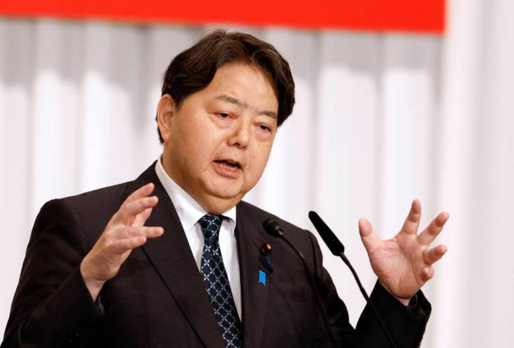 日本政坛炸锅了，谁也没想到，那位一直标榜强硬干净的女首相高市早苗，会被自家媒体锤