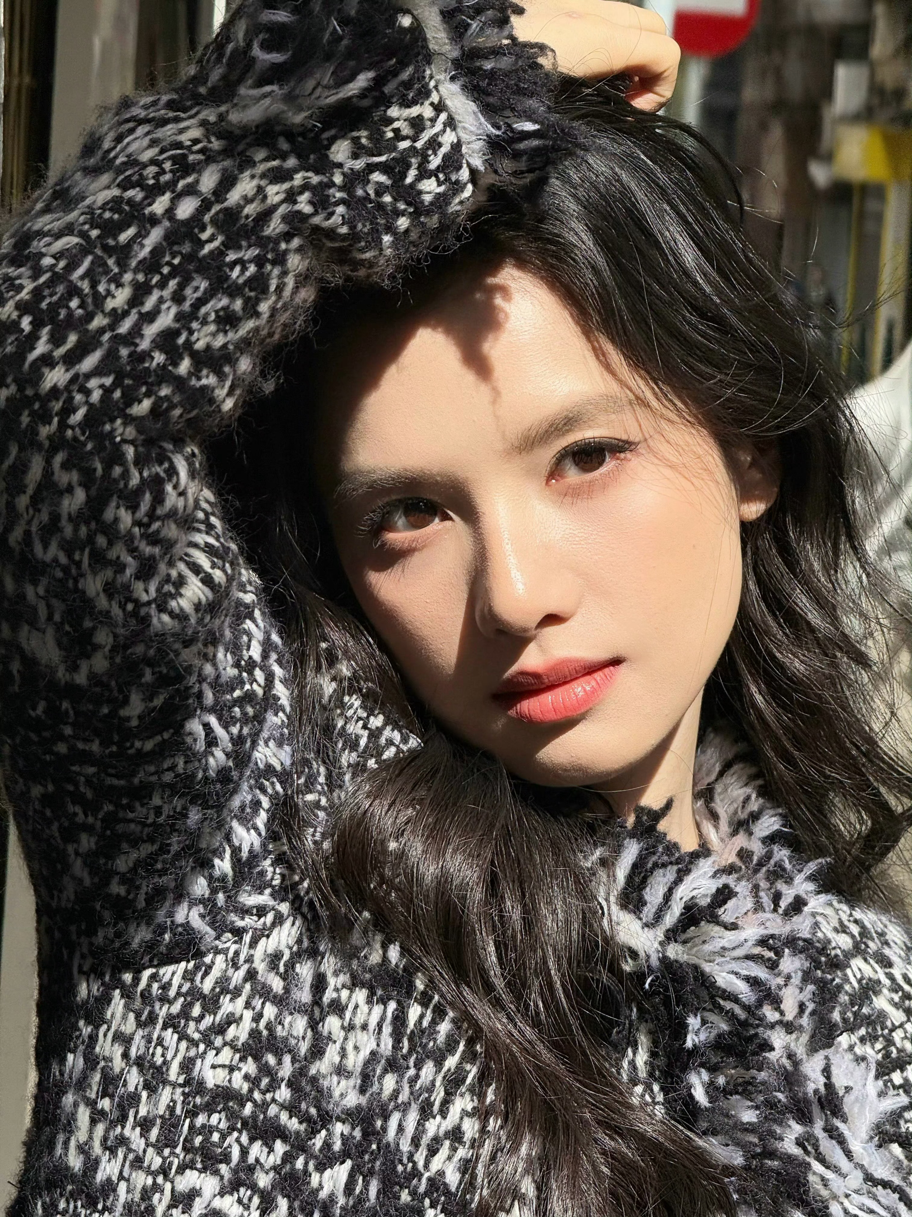 连脸上的绒毛都是完美的…… 